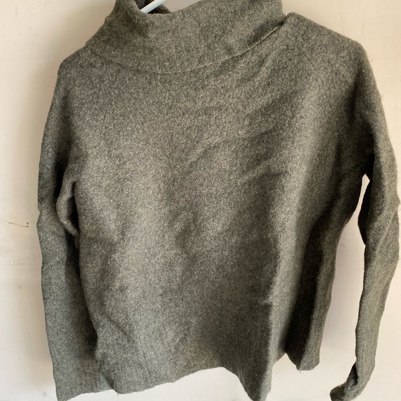 Aritzia Lot - Picture 2 of 11